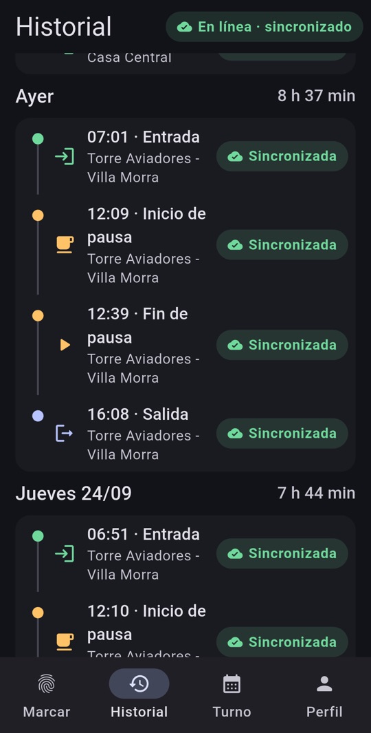 Historial por día con entradas, pausas y salidas en la sede, cada una marcada como sincronizada
