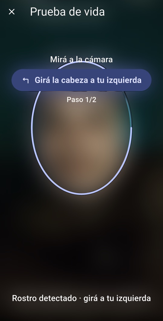 Prueba de vida: óvalo de cámara con la indicación Girá la cabeza a tu izquierda, paso 1 de 2