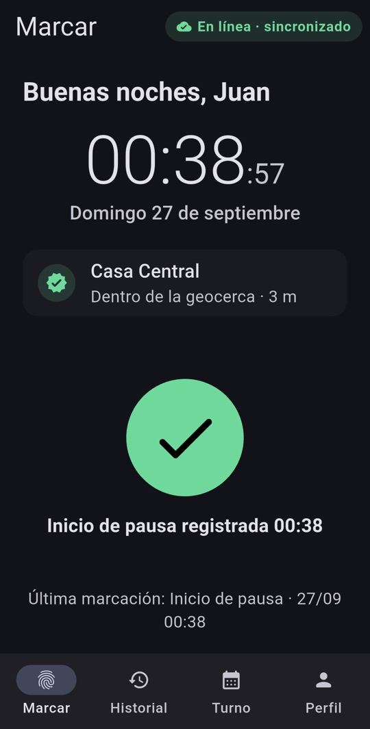 Marcación confirmada: tilde verde con inicio de pausa registrado a las 00:38 en Casa Central, dentro de la geocerca